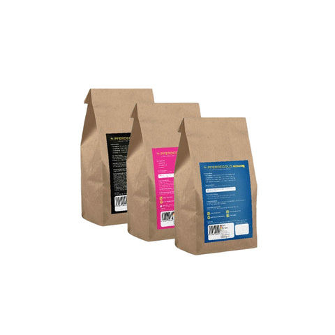 Drei braune Papiertüten von Pferdegold® Senioren Spezial - Gelenke, Mineral, Stoffwechsel, jeweils mit schwarzem, rosa oder blauem Etikett und reich an Magnesium, stehen in einer Reihe auf weißem Hintergrund.