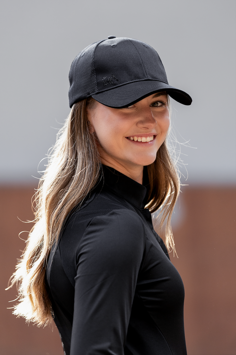 Frau mit einer schwarzen EquiAttire-Kappe – schwarze Sonnenschutzkappe.