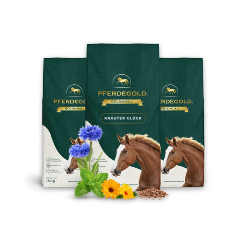 Drei grüne Pferdegold® "3 für 2 - Goldmüsli Natur Pur" Futtersäcke mit Pferdebildern, Blumen und Kräutern - ideal für Pferde, die eine getreidefreie, ballaststoffreiche Ernährung benötigen.