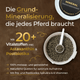 Offener Behälter mit braunen Pellets und Löffel, der Pferdegold Basic Bundle präsentiert: Naturkraft. Dieses Mineralstoffpräparat für Pferde hebt in deutscher Sprache die wichtigsten Vorteile für eine optimale Pferdeernährung hervor.