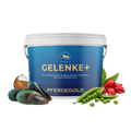 Gelenke+ von Pferdegold: Ein blauer Eimer mit grünen Erbsen, Miesmuscheln, Hagebutten und einer Eierschale daneben – eine nährstoffreiche Kombination, die speziell zur Unterstützung der Gelenke Ihrer Pferde entwickelt wurde.