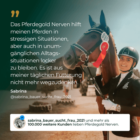 Eine Frau mit Reithelm und Medaille lächelt neben einem braunen Pferd; im Vordergrund steht der Text über Pferdegold Nerven+ mit Tryptophan zur natürlichen Beruhigung von Pferden.