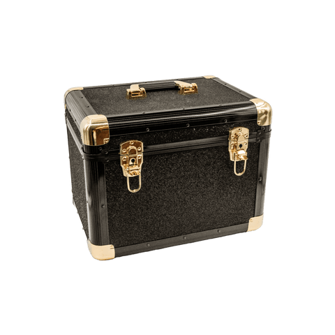 Die Pferdegold® Putzbox von Pferdegold ist eine schwarz-goldene Aufbewahrungsbox mit Metallverschlüssen, verstärkten Ecken und einem Griff an der Oberseite.