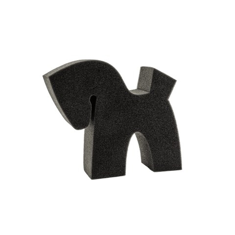 Der Pferdegold® Putzschwamm von Pferdegold® ist ein schwarzer, pferdeförmiger Schaumstoff-Reinigungsschwamm auf einem weißen Hintergrund.