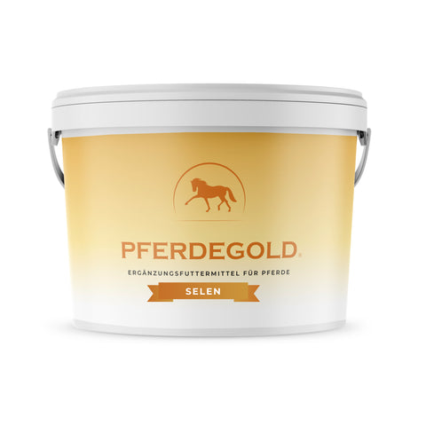 The Pferdegold Selen supplement bucket for horses features a white and gold design with a horse silhouette. It supports the immune system and may include Spirulina for enhanced nutrition.