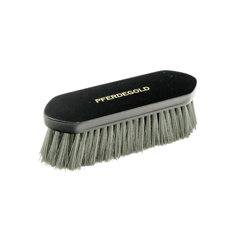 Die Pferdegold® Wurzelbürste ist eine schwarze Kardätsche mit grauen Borsten zur effektiven Reinigung und Fellpflege des Pferdes, mit dem goldenen Schriftzug "Pferdegold®" auf dem Griff.