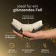 Eine Hand, die eine flexible, ergonomische Pferdegold®-Pferdebürste hält; der deutsche Text hebt Glanz, Komfort und Reinigungswirkung hervor – ideal für die Pferdepflege oder als Teil des Starter-Pakets von Pferdegold®.